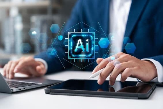 Analizando datos en una laptop con Inteligencia Artificial.