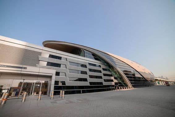 Exterior de una estación de metro en Dubái, Emiratos Árabes Unidos.