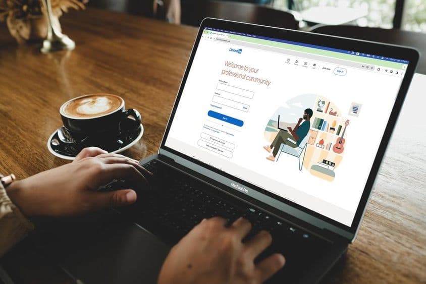 Una persona abriendo la página de inicio de sesión de LinkedIn en una MacBook.