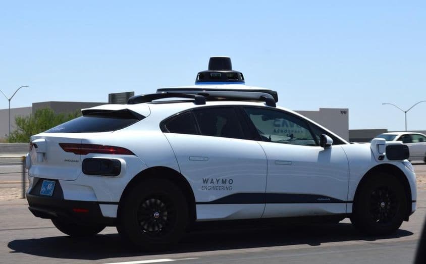 Desarrollador de tecnología autónoma recolecta datos de prueba de carretera usando un Jaguar I-Pace SUV eléctrico.