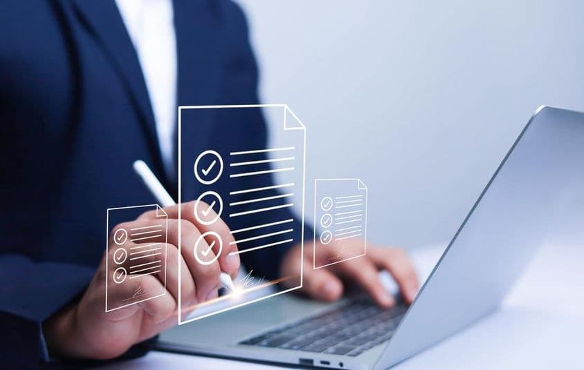 Empresario usando firma electrónica sin papel.