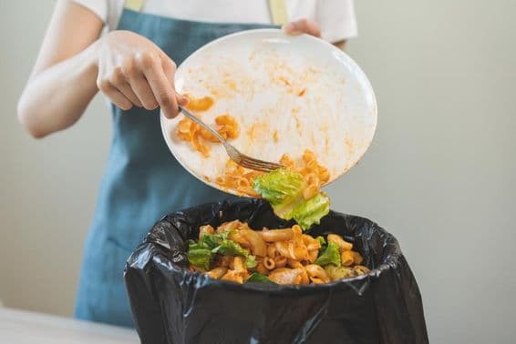 Compostaje de restos para un desperdicio de alimentos ambientalmente consciente.