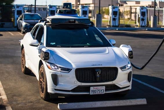 Un vehículo eléctrico Jaguar I-PACE de Waymo autónomo.