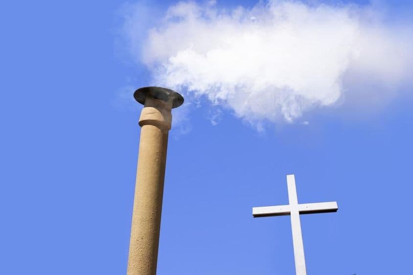 El humo blanco se eleva desde la chimenea sobre la Capilla Sixtina (Ciudad del Vaticano).
