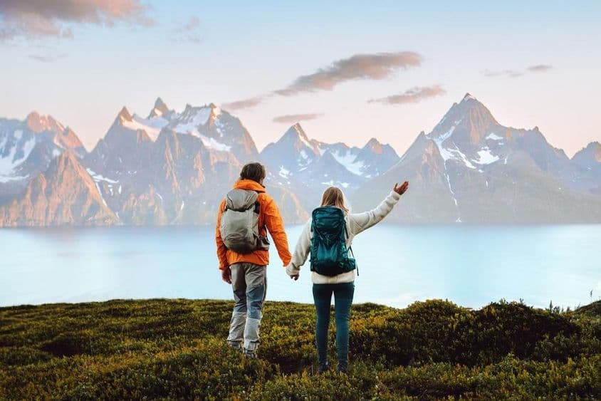 Una pareja de excursión en Noruega para unas vacaciones activas y un estilo de vida saludable.