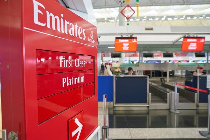 Área de check-in de Emirates en el Aeropuerto Internacional de Hong Kong.