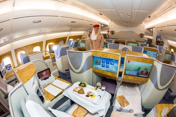 Clase ejecutiva a bordo en Emirates, servicio de comedor.