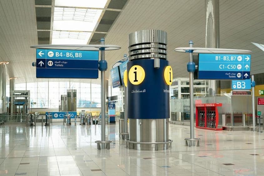 Interior vacío del Aeropuerto Internacional de Dubái.