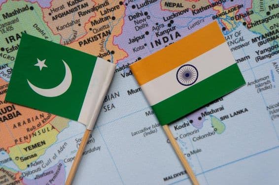 Banderas de India y Pakistán sobre un mapa del sur de Asia.