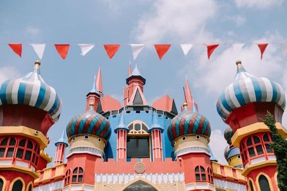 Castillo icónico de Disneyland con torres de cuento de hadas y detalles mágicos.