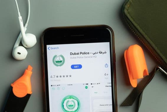 El icono de la aplicación móvil de la Policía de Dubai en la pantalla de un teléfono.