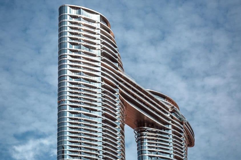 Edificio moderno y futurista en el centro de Dubái.