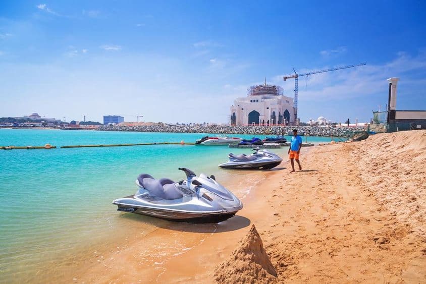 ABU DHABI, Emiratos Árabes Unidos alquiler de motos acuáticas en la playa.