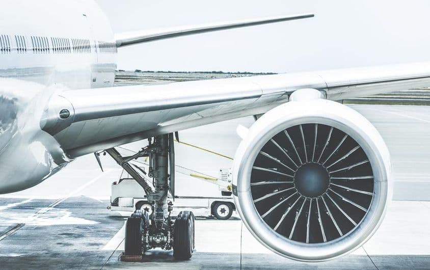 Un motor de avión, ala y ruedas.