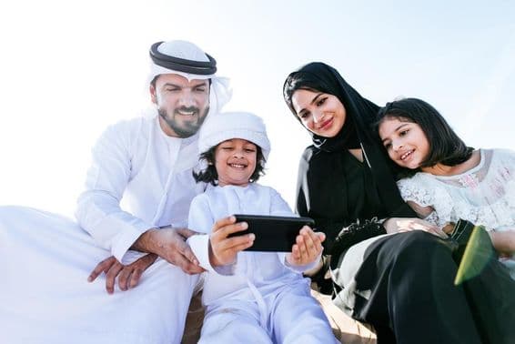 Un niño pequeño viendo una caricatura en un teléfono.