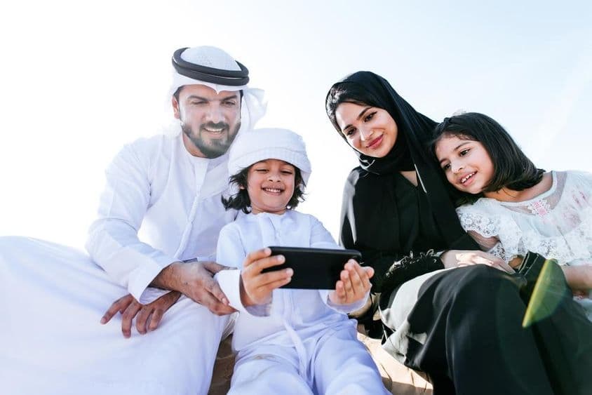 Un niño pequeño viendo una caricatura en un teléfono.