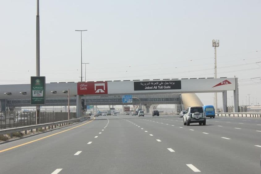 Vehículos utilizando Sheikh Zayed Road, la prestigiosa carretera de Dubái.