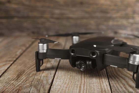 Drone cuadricóptero con control remoto.