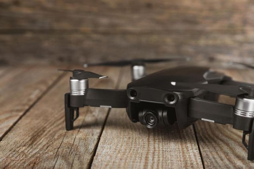 Drone cuadricóptero con control remoto.