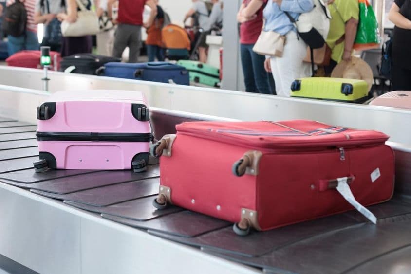 Maletas en una cinta transportadora en el aeropuerto de Dubái en un día de mucho tráfico.