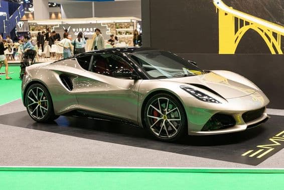 El LOTUS EMEYA con un diseño de coche deportivo de lujo y estilo distintivo.