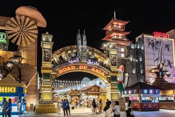 El pabellón de Asia Road cerca de la ciudad de Dubái en Global Village.