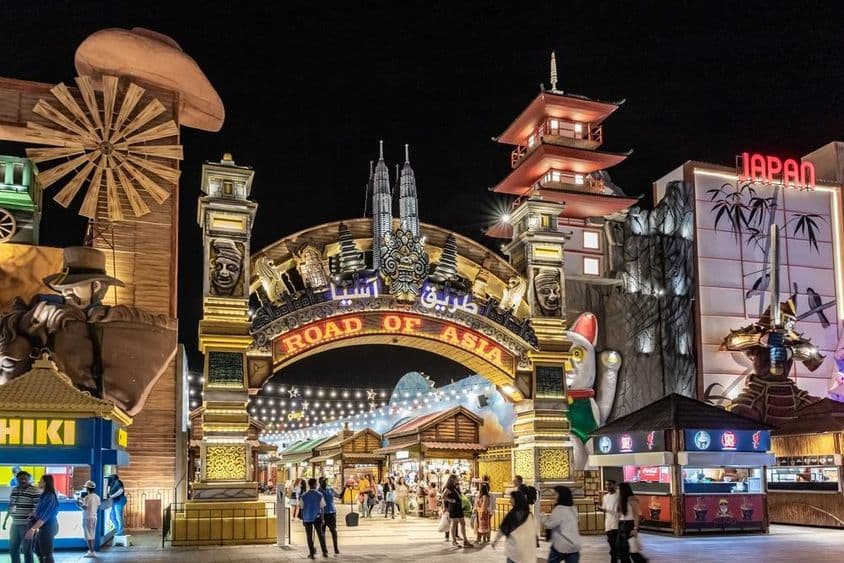 El pabellón de Asia Road cerca de la ciudad de Dubái en Global Village.