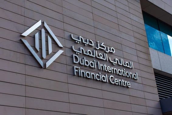 Letrero e ícono del Centro Financiero Internacional de Dubái (DIFC).