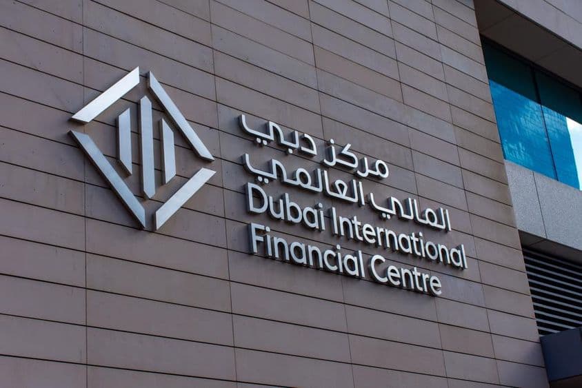 Letrero e ícono del Centro Financiero Internacional de Dubái (DIFC).