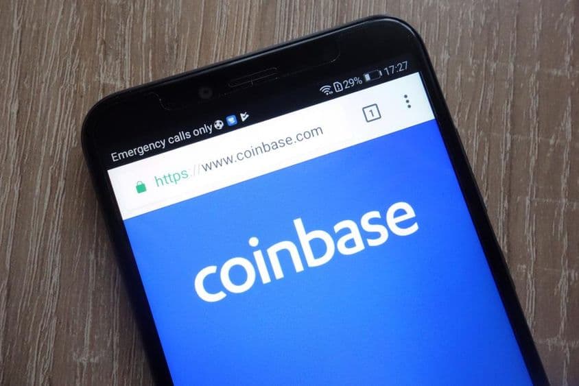 Sitio web de la empresa fintech Coinbase en un smartphone moderno.
