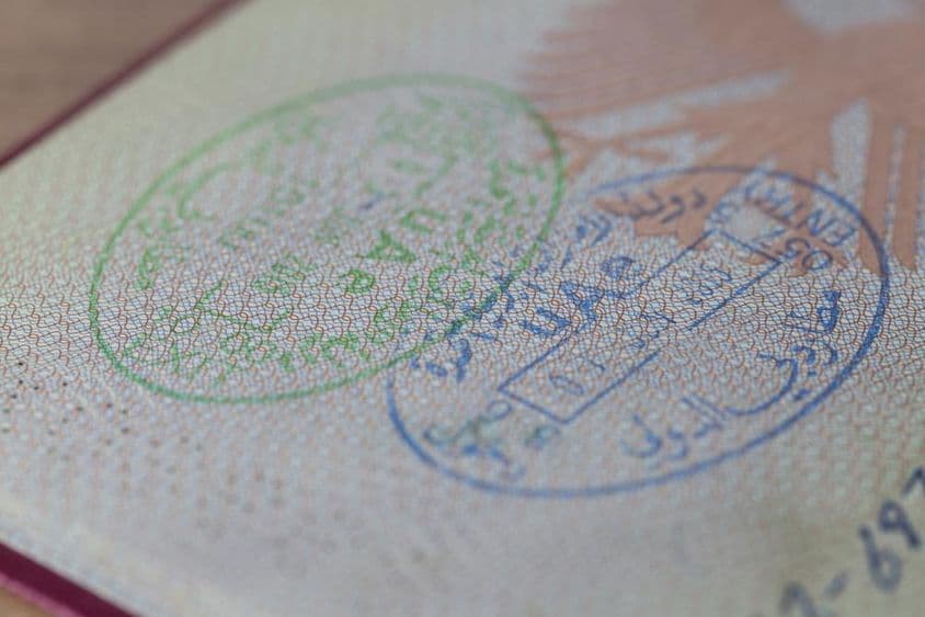 Sello de entrada y salida de los Emiratos Árabes Unidos en un pasaporte alemán.