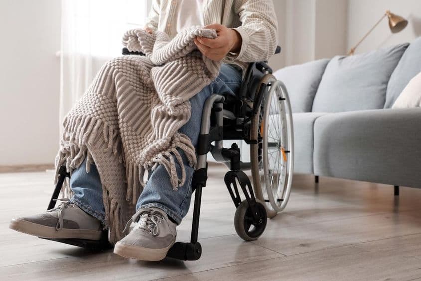 Joven en silla de ruedas en su hogar.