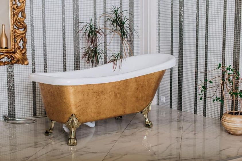 Baño de lujo moderno clásico en estilo dorado.
