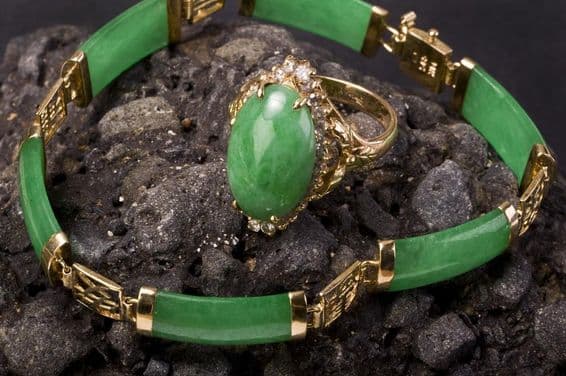 Anillo y brazalete de jade imperial birmano verde.