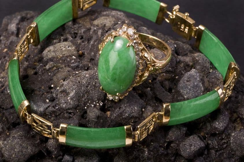 Anillo y brazalete de jade imperial birmano verde.