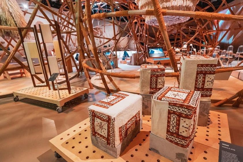 Explorando el patrimonio cultural de los EAU en un entorno de museo.