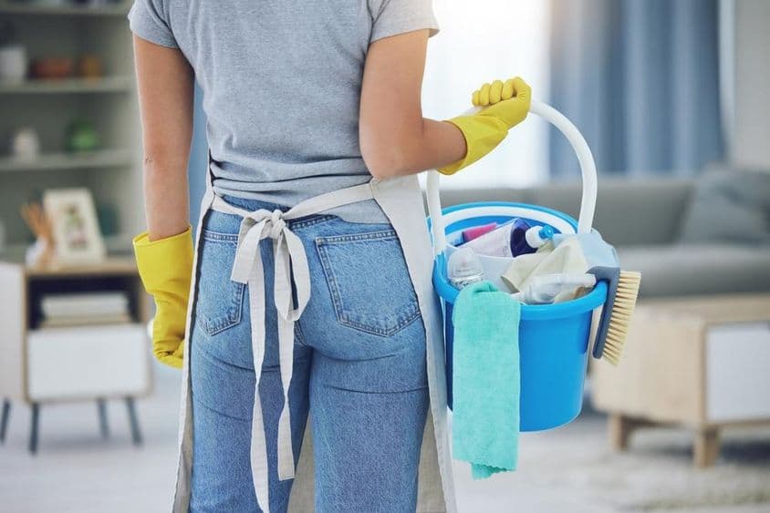 Ayuda doméstica trabajando en una sala de estar.