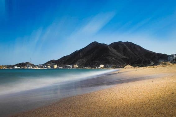 Playa de arena de Khor Fakkan.