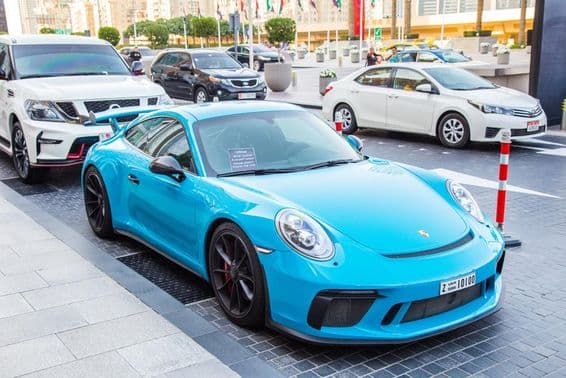 Dubái, Porsche azul en el estacionamiento.