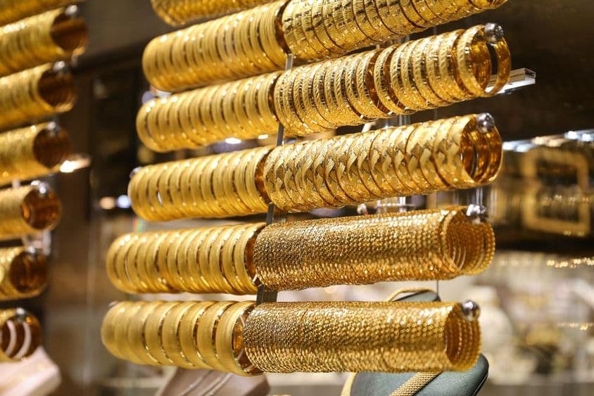 Pulseras de oro exhibidas en la vitrina de una joyería en Dubái.