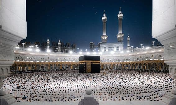 La Gran Mezquita en Meca, simbolizando el Ihram con la sagrada Kaaba en atuendo blanco.