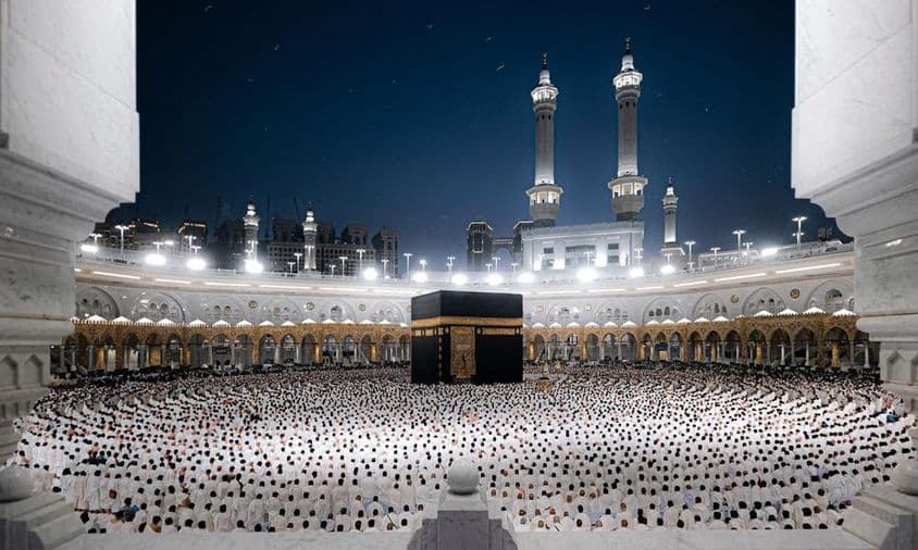 La Gran Mezquita en Meca, simbolizando el Ihram con la sagrada Kaaba en atuendo blanco.
