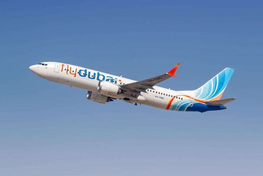 Aeropuerto Boeing 737 MAX 8 de FlyDubai en el aire.