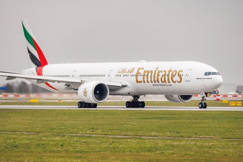 Emirates Boeing 777-31H rodando en la pista.