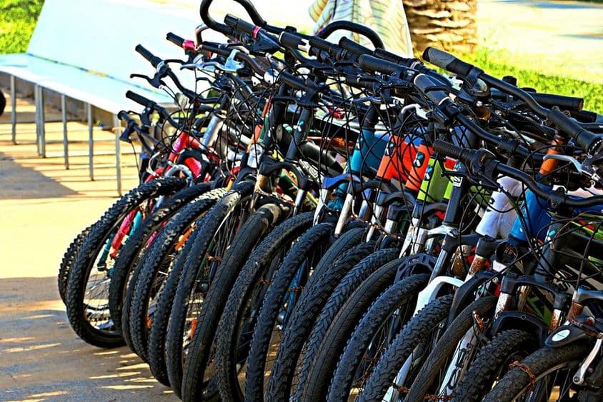 Bicicletas en un estacionamiento al aire libre.
