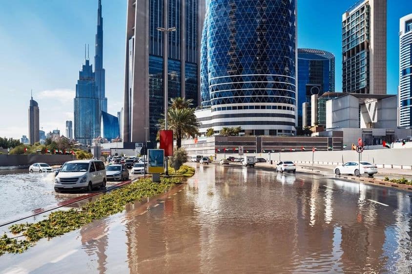 Fuertes lluvias en Dubái y calle inundada.