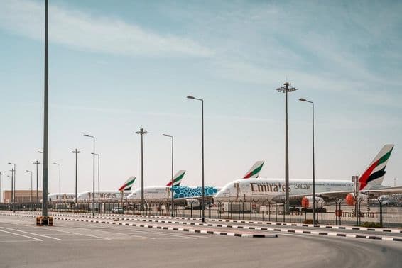 Aviones de Emirates en el aeropuerto.