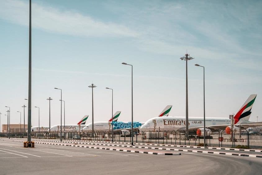 Aviones de Emirates en el aeropuerto.