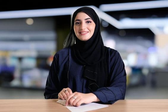 Ciudadano emiratí árabe en hijab abaya.