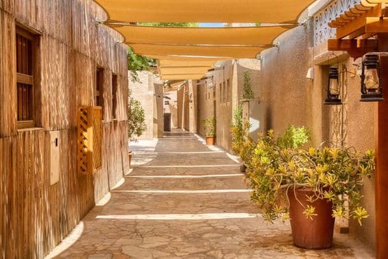 Calles tradicionales árabes en el casco antiguo de Dubái en el histórico distrito de Al Fahidi.